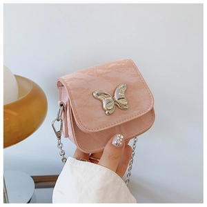 Gros plan du mini sac à rouge à lèvres rose avec fermoir papillon et chaîne
