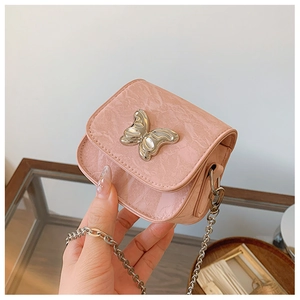 Détail du mini sac rose à motif marbre avec boucle papillon et bandoulière chaîne