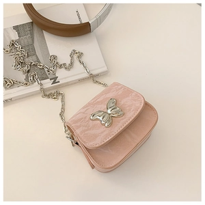 Détail du mini sac rose clair avec fermoir papillon argenté et bandoulière chaîne