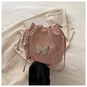 Vue détaillée du sac seau plissé rose brillant avec boucle de nœud argenté fluide