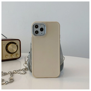 Vue détaillée du mini sac beige à bandoulière avec chaîne et bague de caméra