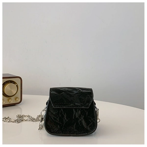Détail du mini sac bandoulière en cuir plissé noir avec chaîne en métal argenté