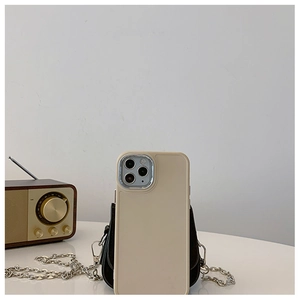 Vue détaillée d'un mini sac bandoulière beige avec chaîne papillon et coque de téléphone