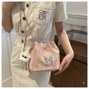 Sac seau rose texture marbre avec breloque papillon argentée et bandoulière