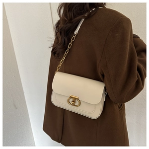 Détail d'un sac à bandoulière en cuir blanc crème avec boucle en métal doré vintage