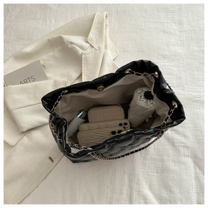 Vue détaillée de l'intérieur d'un sac matelassé noir avec une grande capacité de rangement