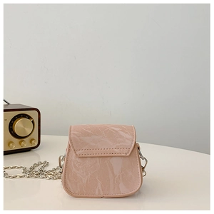 Détail du mini sac bandoulière rose avec finition plissée brillante et chaîne