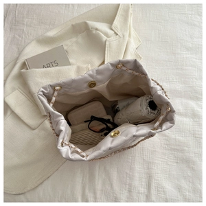 Vue intérieure du sac seau matelassé blanc montrant la capacité et le fermoir magnétique