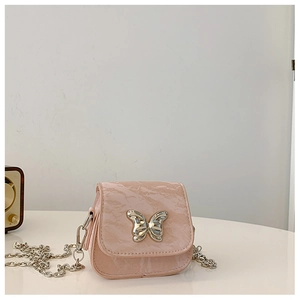 Détail d'un sac rose brillant à chaîne avec fermoir papillon et texture marbrée