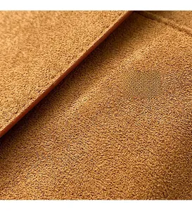 Vue macro détaillée de la texture du tissu en daim marron doux pour grand sac à bandoulière