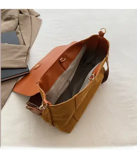 Vue intérieure du sac bandoulière en toile avec grande capacité et poche zippée