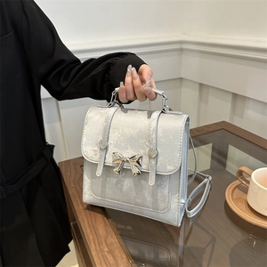 Mini Sac À Dos Main Cuir PU Décor Nœud Métallique Rabat Carré Style Japonais Doux Mode Rétro Pour Femmes