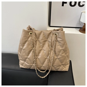 Détail du sac bandoulière en cuir PU matelassé avec chaîne métallique et lanière en cuir