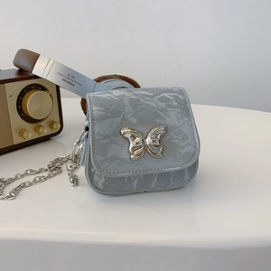Mini sac bandoulière avec boucle papillon argentée et texture marbrée