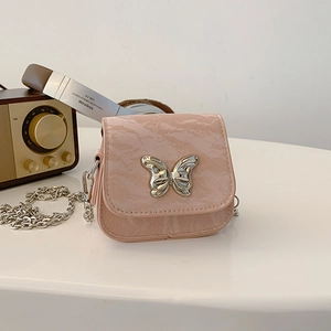 Petit sac carré en similicuir verni rose avec fermoir papillon argenté et bandoulière