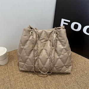 Grand sac cabas matelassé beige avec bandoulière chaîne dorée pour le bureau chic