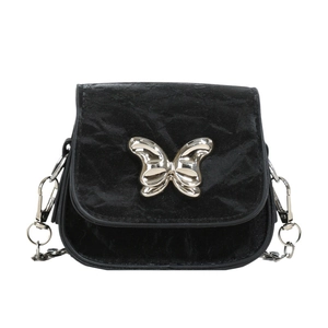 Mini sac bandoulière noir avec boucle papillon argentée et bandoulière en chaîne