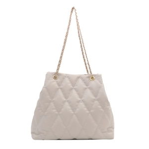 Grand sac cabas matelassé beige avec motif en losange et bandoulière en chaîne dorée