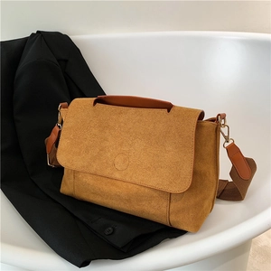 Sac bandoulière en daim jaune moutarde avec bandoulière large et poignée en cuir