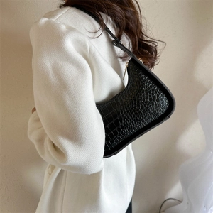 Elegante borsa baguette nera con goffratura coccodrillo e silhouette curva per il pendolare