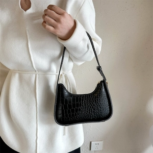 Borsa a spalla classica da donna nera con motivo a coccodrillo e finitura lucida