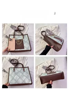Détails sous quatre angles du sac fourre-tout en denim bleu et cuir marron texturé