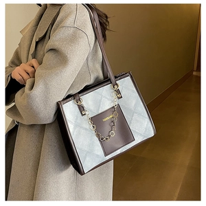 Grand sac fourre-tout à carreaux bleu-gris avec poches en cuir marron et chaîne en métal
