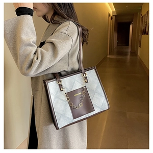 Sac fourre-tout tendance avec motif géométrique gris, bordure en cuir marron et chaîne dorée