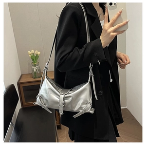 Sac bandoulière argenté Y2K avec boucles métalliques et sangles réglables en anneau D