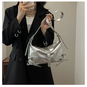 Sac à bandoulière argenté Y2K avec boucles métalliques et sangles montré en selfie miroir