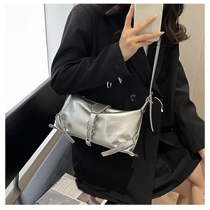 Vue détaillée du sac à bandoulière argenté métallisé avec boucles punk et texture plissée