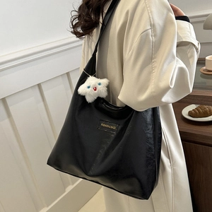 Fashionable black large capacity tote bag with minimalist star charm for daily commute