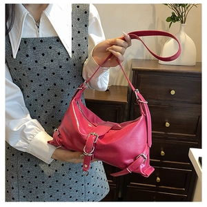 Détail du sac en cuir verni rose avec boucles en métal argenté de style rétro Y2K