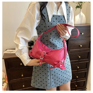 Sac hobo rose en similicuir avec boucles argentées et forme de croissant moderne
