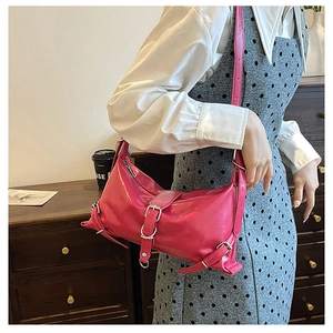 Détails macro d'un sac à bandoulière rose brillant avec boucle en métal et lanières longues