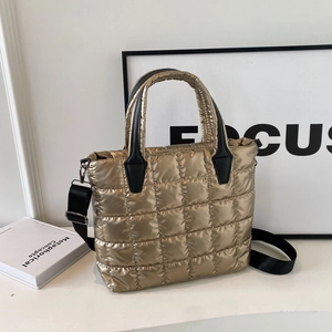 Sac fourre-tout matelassé doré champagne avec bandoulière noire réglable
