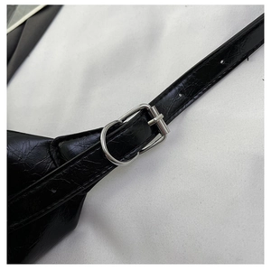 Détail de la bandoulière réglable en similicuir noir froissé avec boucle argentée brillante