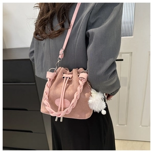 Sac seau en daim rose avec poignée tressée, cordon de serrage et breloque en peluche