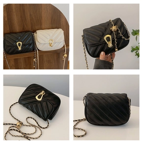Détails du sac matelassé à chaîne avec boule dorée et boucle métallique en forme de U