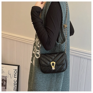 Sac bandoulière matelassé noir avec chaîne dorée et motif en V au style vintage chic