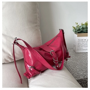 Détail du sac en similicuir plissé rose vif avec boucles argentées et anneaux métalliques
