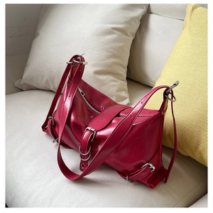 Détail du sac bandoulière fuchsia en cuir froissé avec boucles argentées et style Y2K