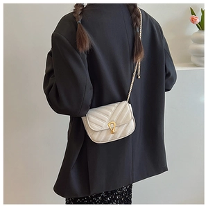 Sac bandoulière beige en PU souple avec coutures en V et boucle dorée en fer à cheval