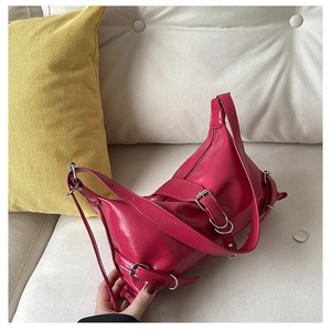 Détail du sac bandoulière rose fuchsia à texture plissée brillante et boucles argentées