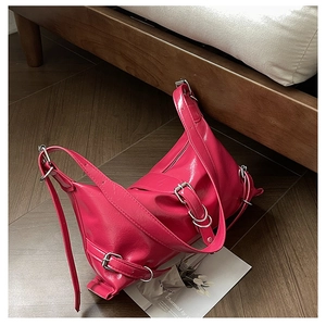 Détail du sac porté épaule en cuir froissé rose vif avec boucles argentées et style Y2K