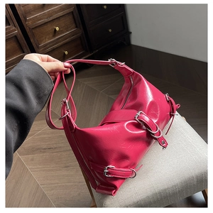 Détail du sac hobo rose vif avec boucles en métal argenté et fermeture à glissière