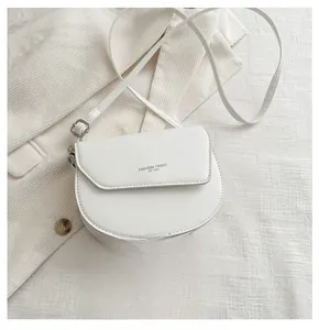 Sacoche demi-lune blanche avec logo et un téléphone pour comparer la taille