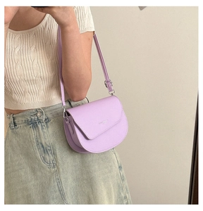 Sac bandoulière demi-lune en cuir PU violet lavande avec boucle en métal argenté