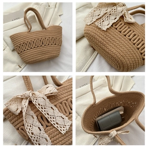 Detailansicht der Web-Handtasche mit Wellentextur, Spitzenschleife und Innenraum