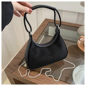 Gros plan du sac demi-lune noir avec strass, chaîne argentée et poignée en cuir